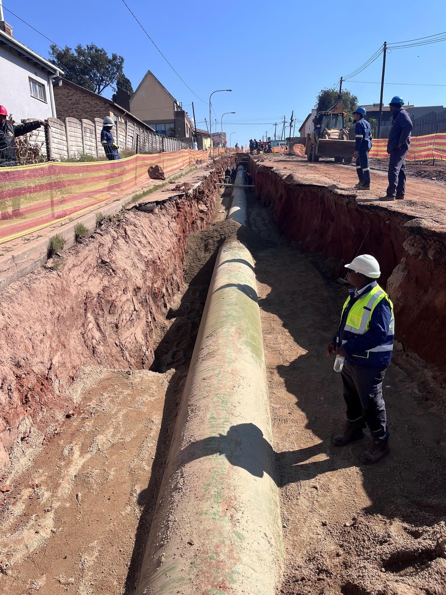 Ø1 000 mm steel pumping main being laid in an open street trench on Johannesburg Water contract JW14340, Crosby